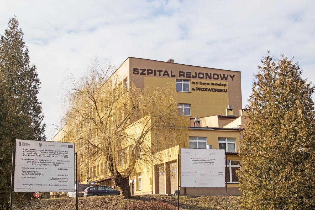 Dyrektor szpitala przedstawia własne dane i walczy z radnymi. Starosta daje czas porodówce