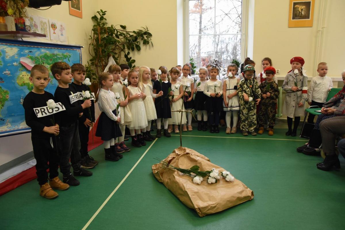 Przedszkolaki odwiedzają chorych