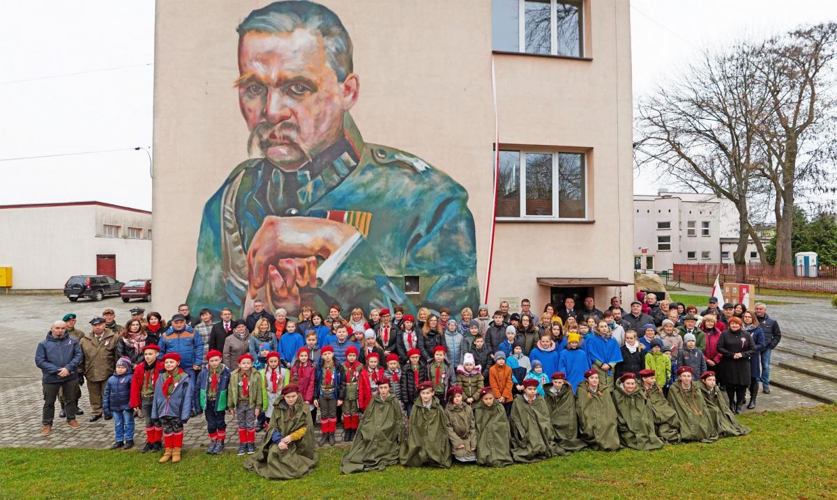 Gigantyczny mural z wizerunkiem marszałka [ZDJĘCIA]