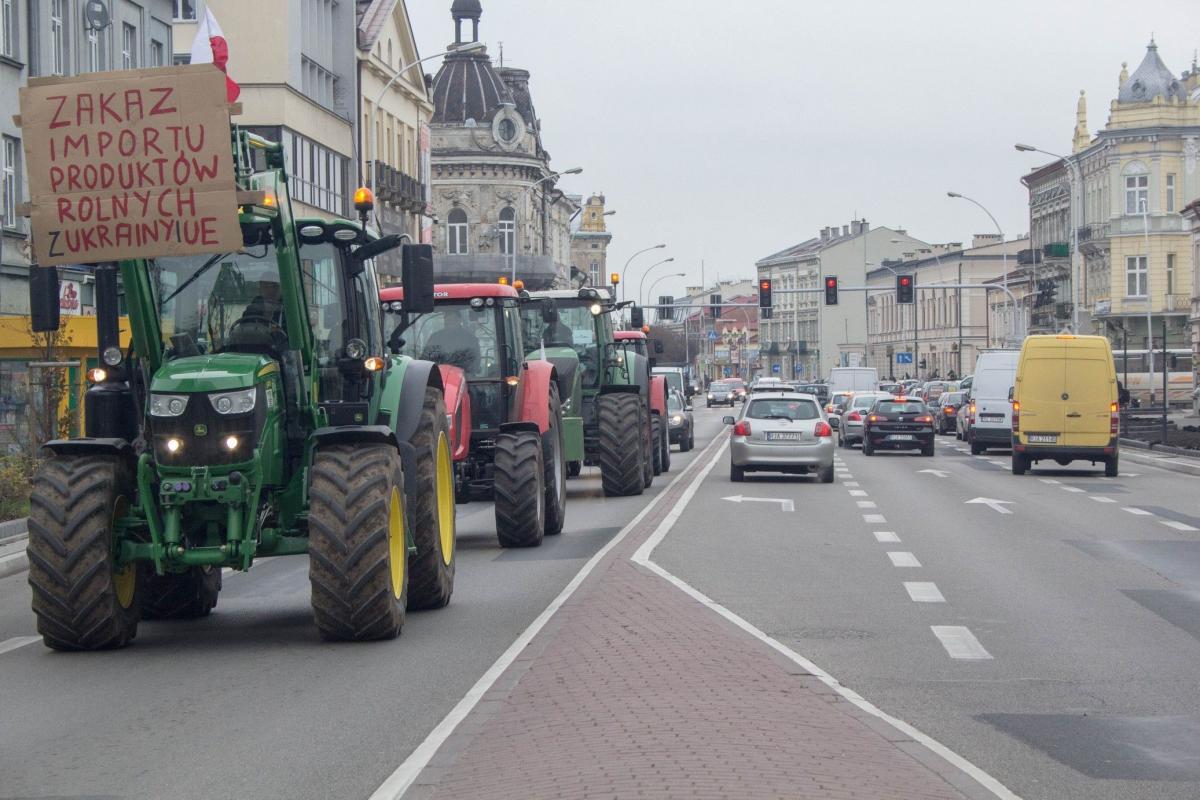Kolejny protest rolników. Kolumna ciągników przejechała z Radymna do Jarosławia[ZDJECIA]