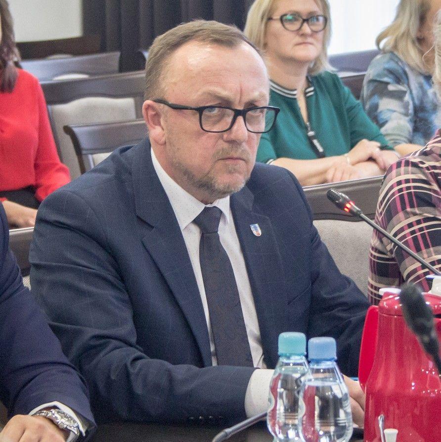 Nowy starosta zarobi nieco więcej niż poprzedni 