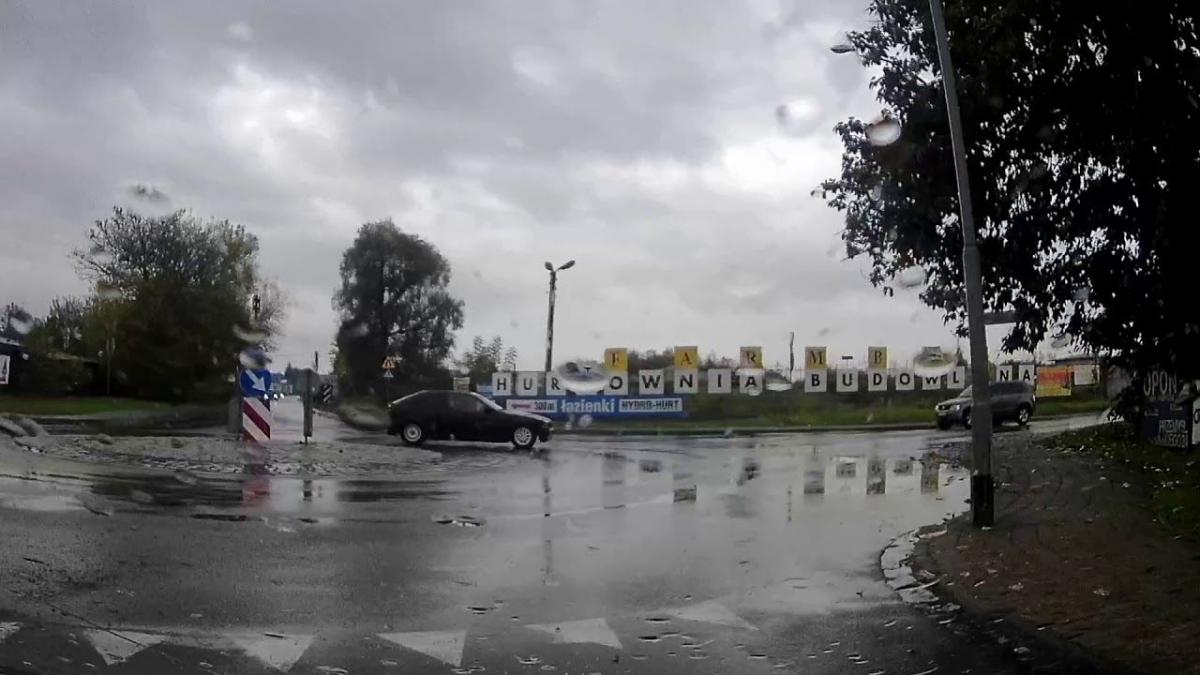 „Kręci bączki” czy wpadł w poślizg? [NAGRANIE z WIDEOREJESTRATORA]