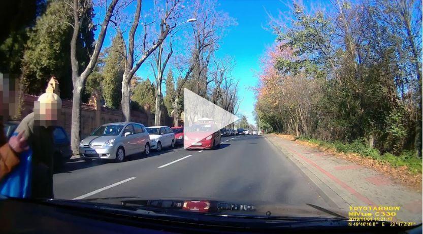 Piesze wchodzą bezpośrednio przed jadący pojazd [NAGRANIE z WIDEOREJESTRATORA]