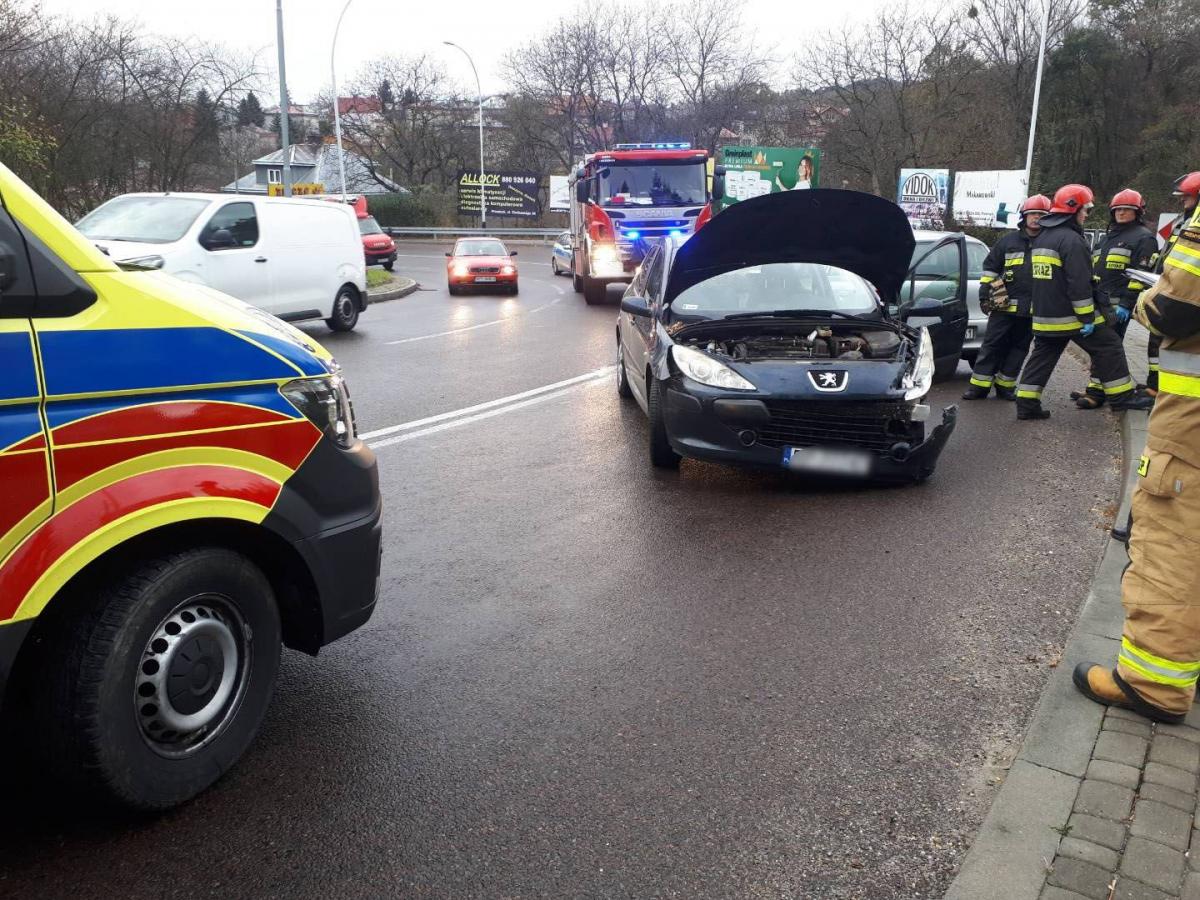 Wypadek na serpentynach. Ranna kobieta [ZDJĘCIA]