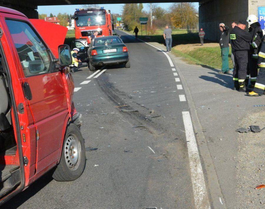 Zderzenie volkswagena z audi. Do szpitala trafiła 22-letnia kierująca