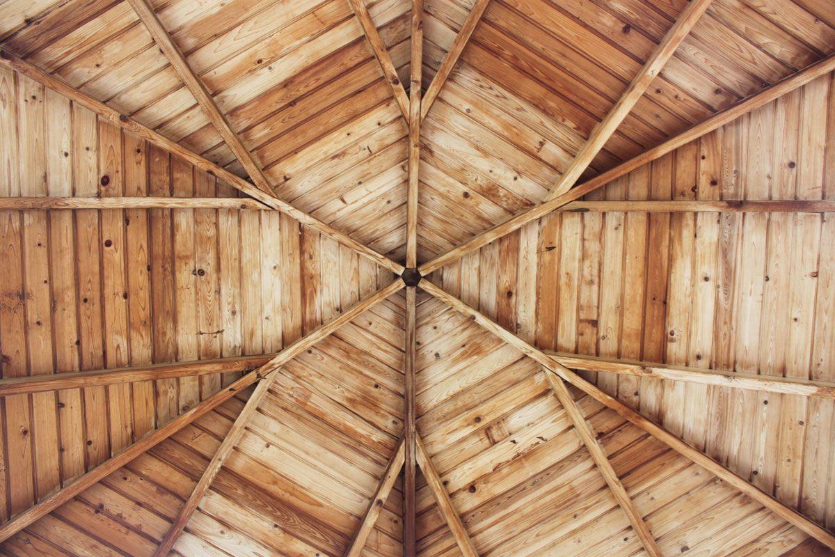 Jak zabezpieczyć drewnianą architekturę ogrodową przed zimą?