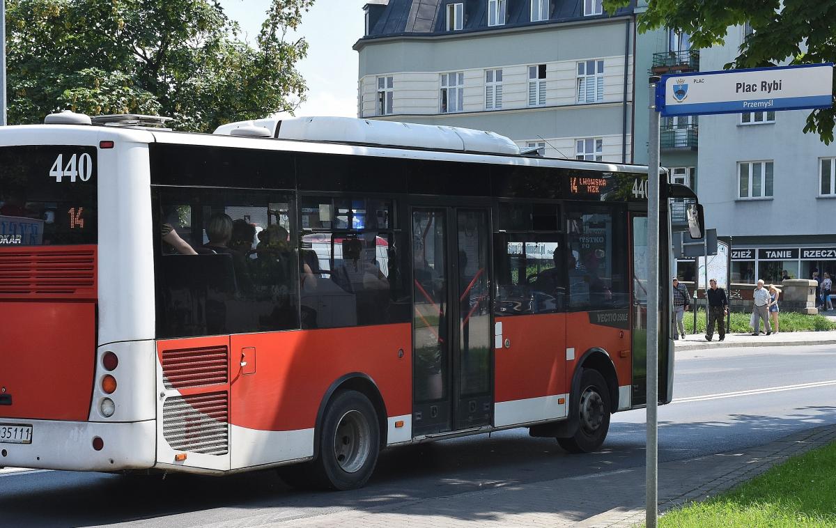 Bilety jednorazowe drożeją, miesięczne tanieją