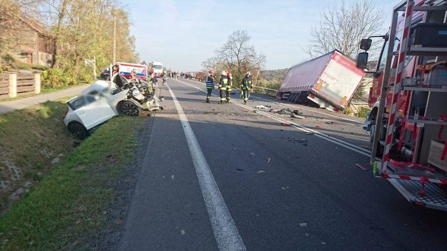 Kobieta zginęła w zderzeniu z ciężarówką