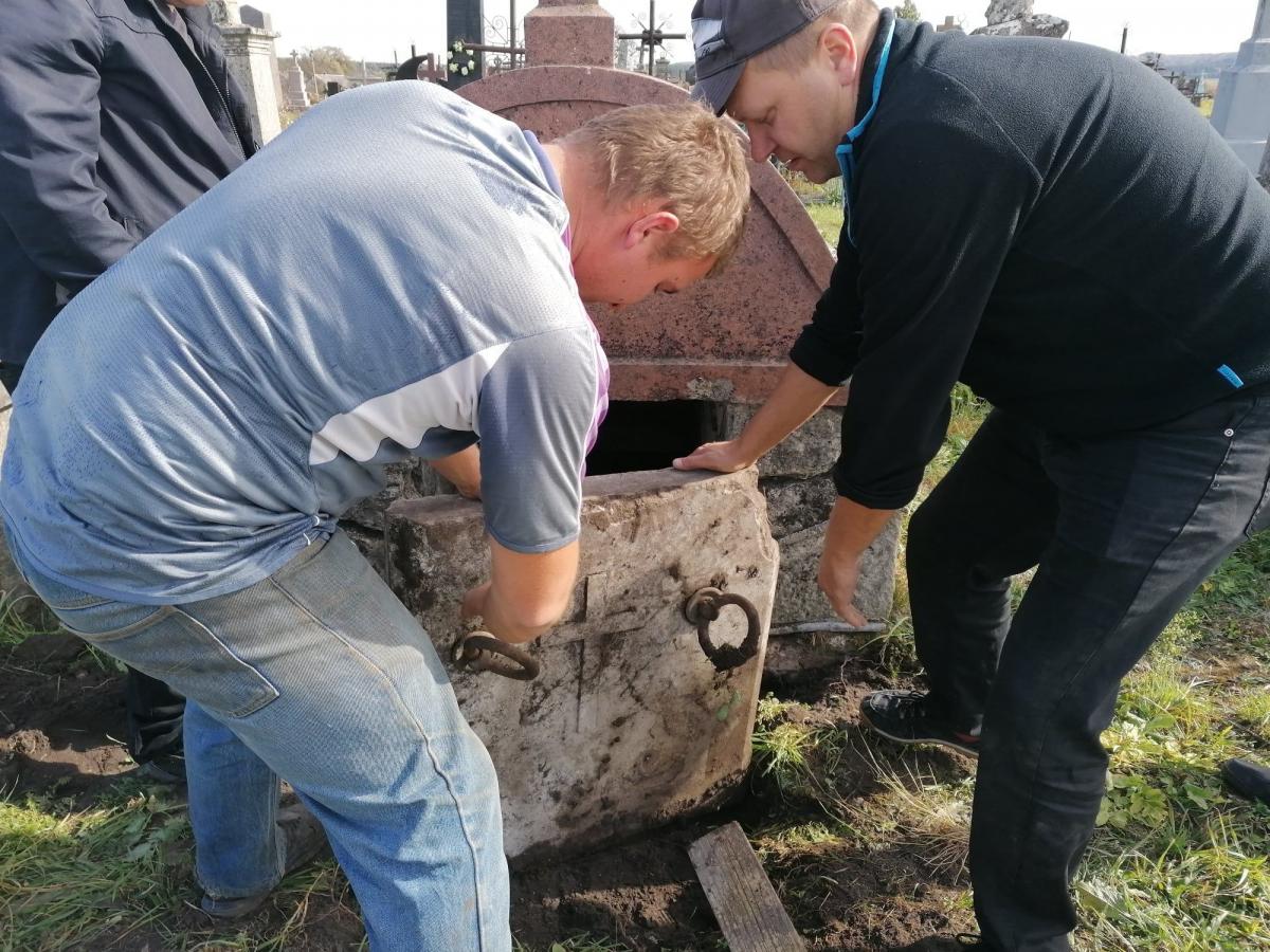 Zaopiekowali się zdewastowanymi grobami za wschodnią granicą