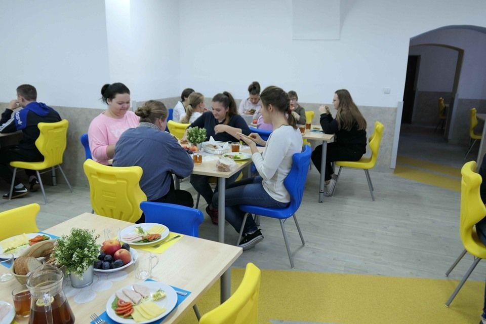 Zdrowe posiłki w nowej stołówce smakują lepiej