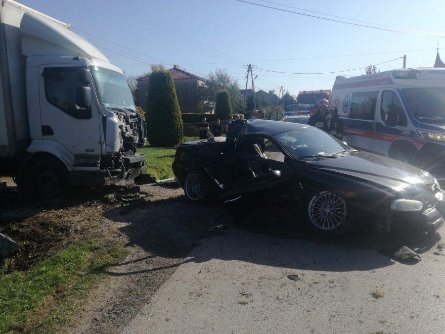 Nie opanował auta i uderzył w betonowy mostek, a potem w ciężarówkę [ZDJĘCIA]