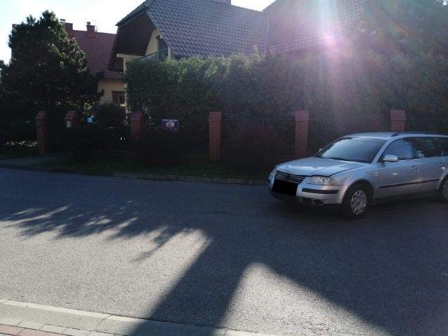 Staranował samochód i ogrodzenie 