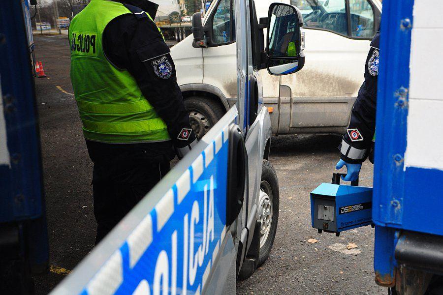 Policjanci sprawdzają auta. Trwa akcja „Smog”