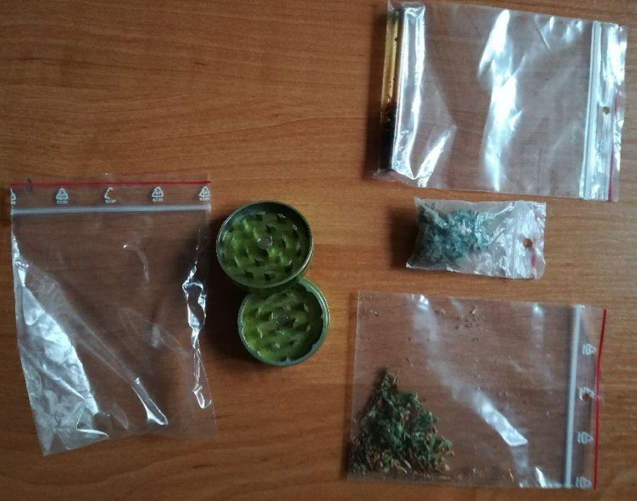 Marihuana, lufka i młynek. Taki zestaw znaleziono u 20-latka