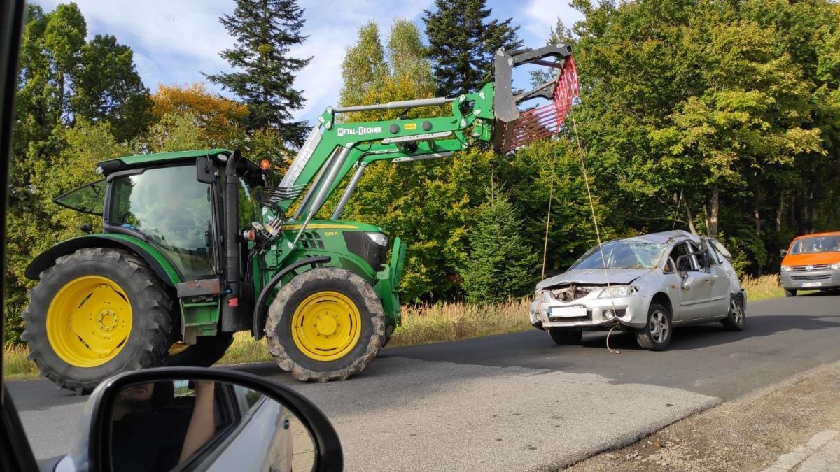 Pijany 29-latek uderzył w drzewo. Nie był w stanie wyjść [ZDJĘCIA]