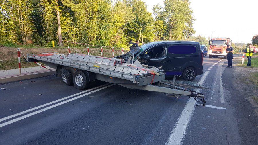 Zjechał na przeciwny pas. W finale uderzył w przyczepę [ZDJĘCIA]