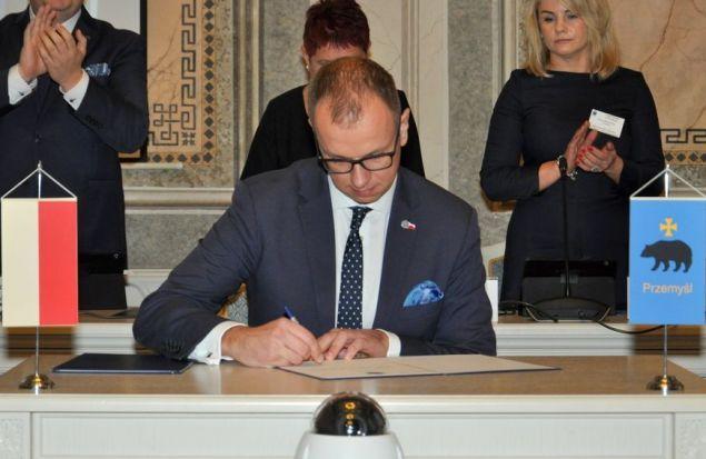 Samotność polityczna szansą prezydenta Bakuna?