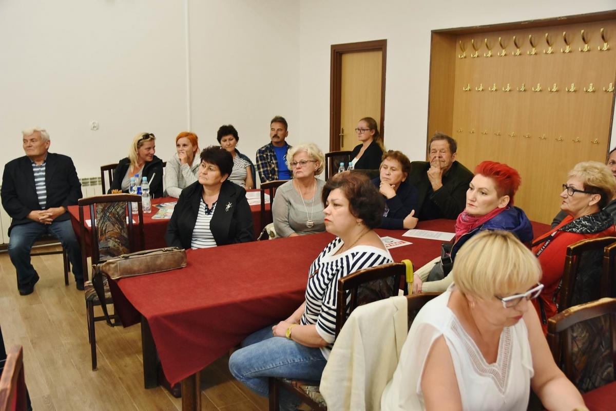 Mieszkańcy chcą legalnego przejścia przez tory