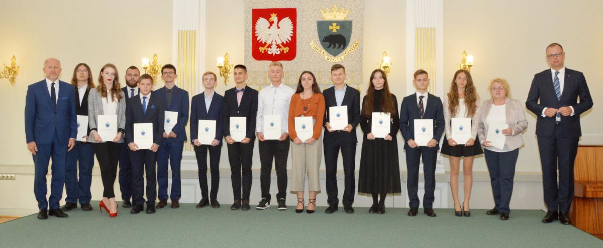 107 uczniów ze stypendiami prezydenta Bakuna