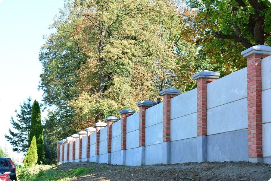 Mur przy zabytkowym cmentarzu w Przeworsku już nie straszy