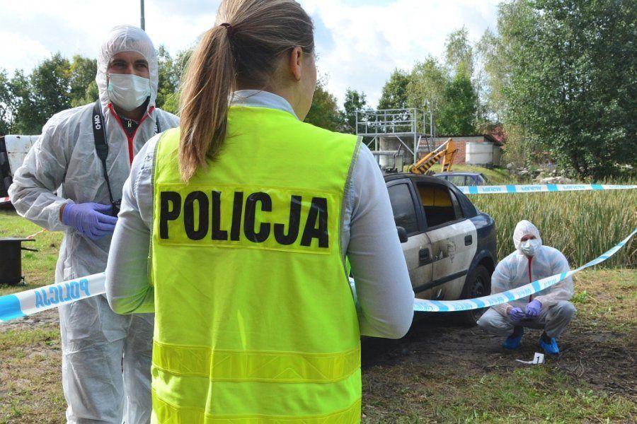 Pożar mieszkania i dwóch samochodów [ZDJĘCIA z warsztatów]