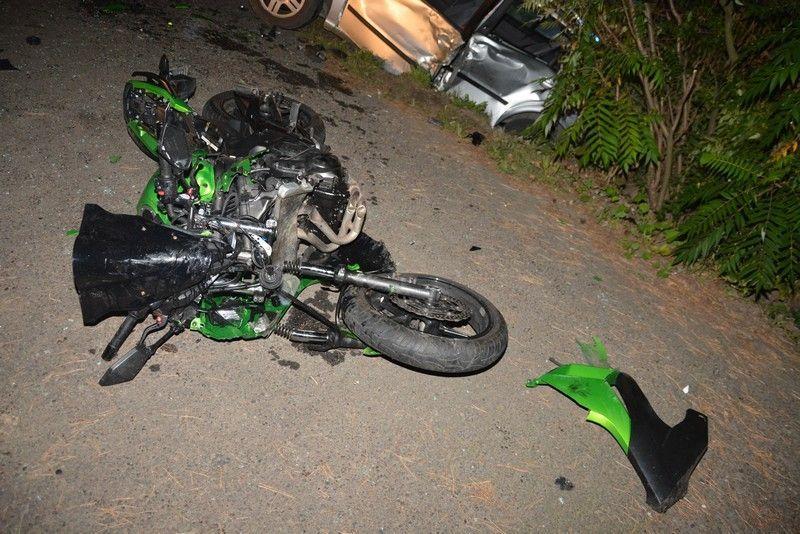 Trzy osoby ranne po zderzeniu osobówki z motocyklem [ZDJĘCIA]