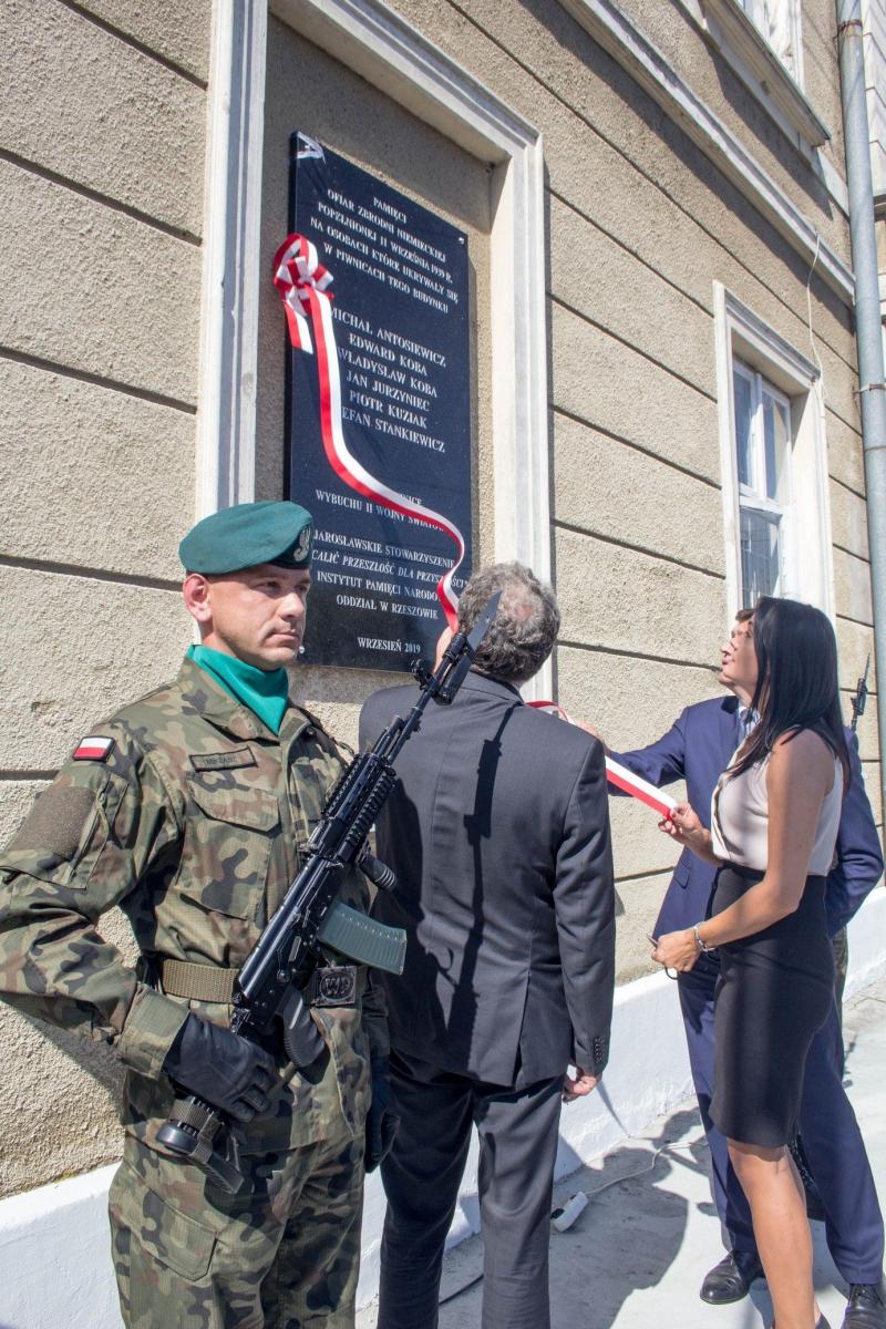 Upamiętnili tragiczny wrzesień. Tablica poświęcona jarosławskim ofiarom hitlerowskiego terroru odsłonięta