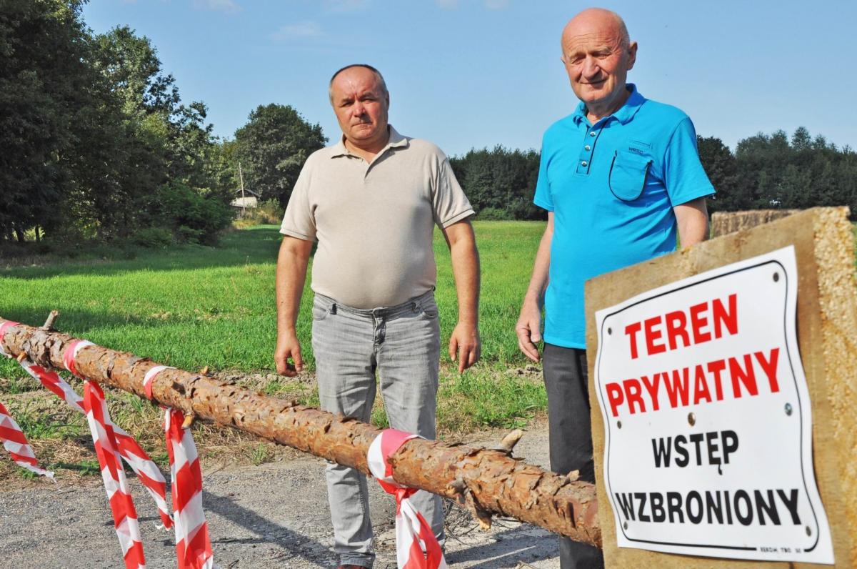Rolnik zablokował drogę