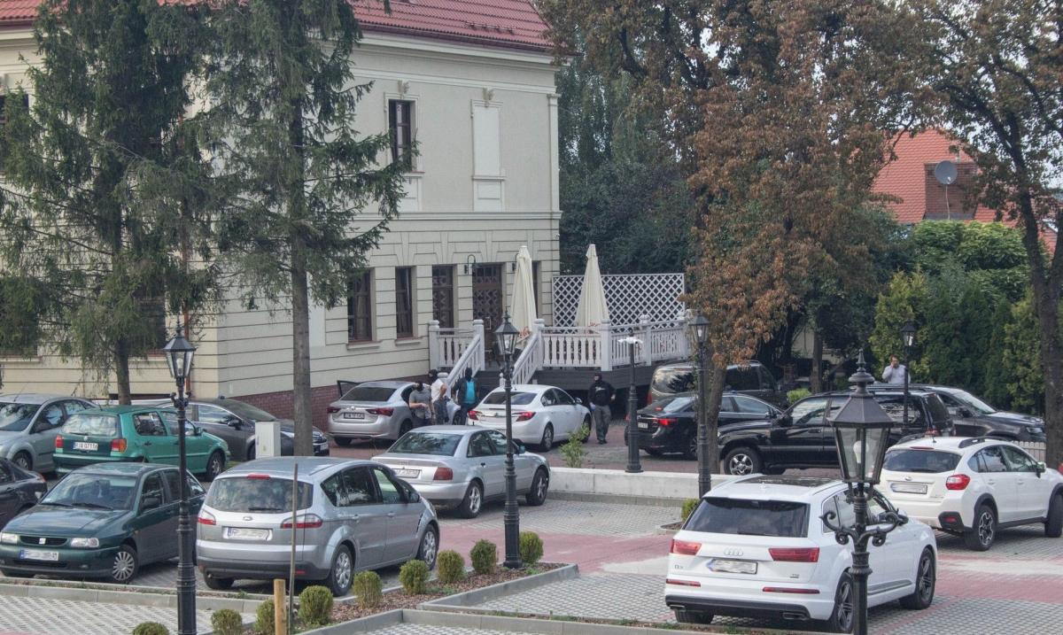 Akcja organów ścigania w restauracji. Użyto granatów hukowych [ZDJĘCIA]