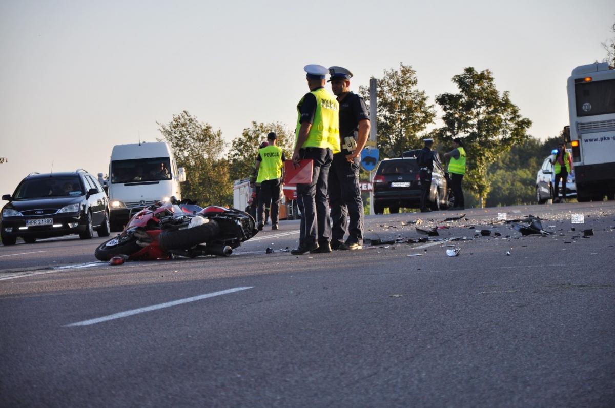 Dwa wypadki między Przemyślem a Żurawicą. Motocyklista zderzył się z oplem i autobusem [ZDJĘCIA]