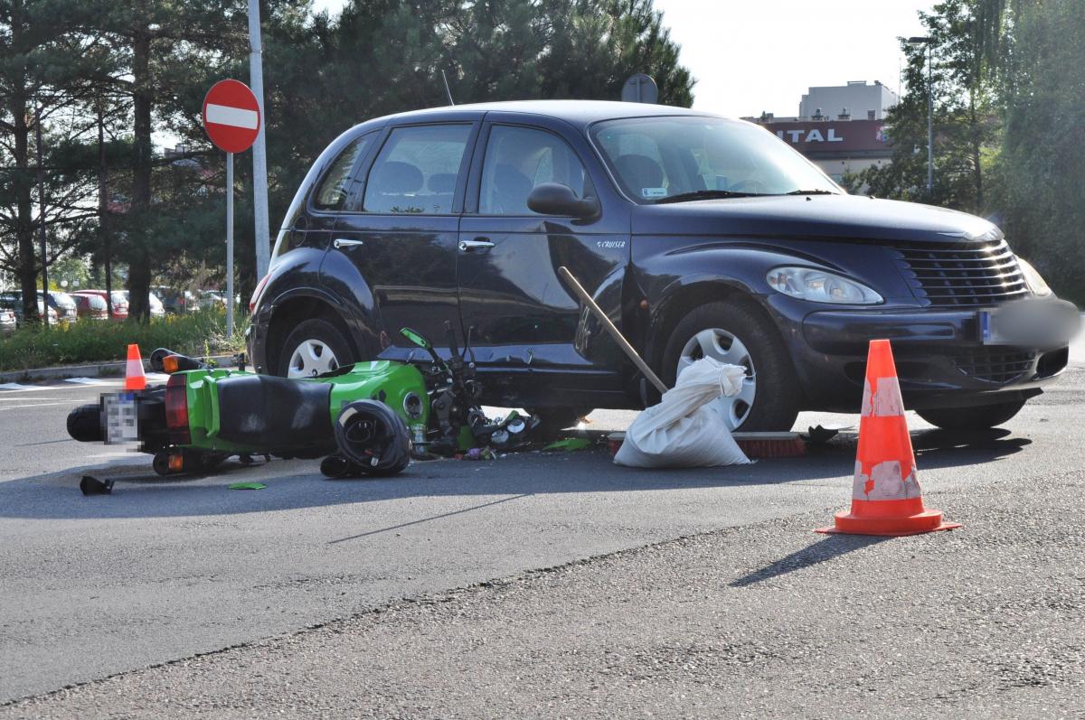 Zderzenie osobówki z motocyklem obok szpitala wojewódzkiego [ZDJĘCIA]
