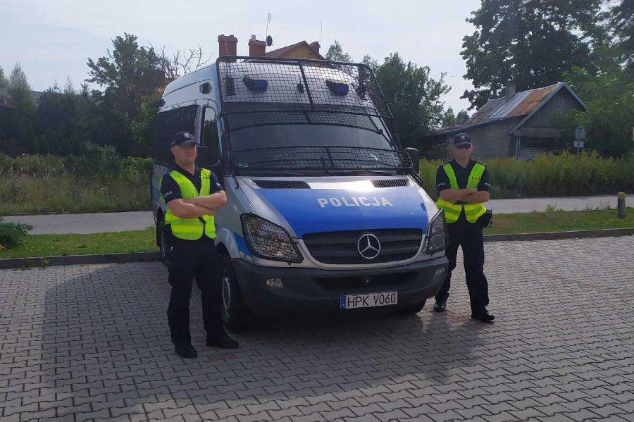 Policjanci eskortowali rodzącą kobietę