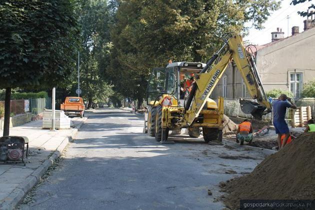 Zniszczona droga z Zadąbrowia do Sośnicy będzie jak nowa!