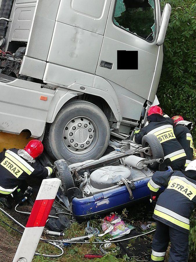 Zderzenie z ciężarówką. Poszkodowana śmigłowcem przetransportowana do szpitala [ZDJĘCIA]