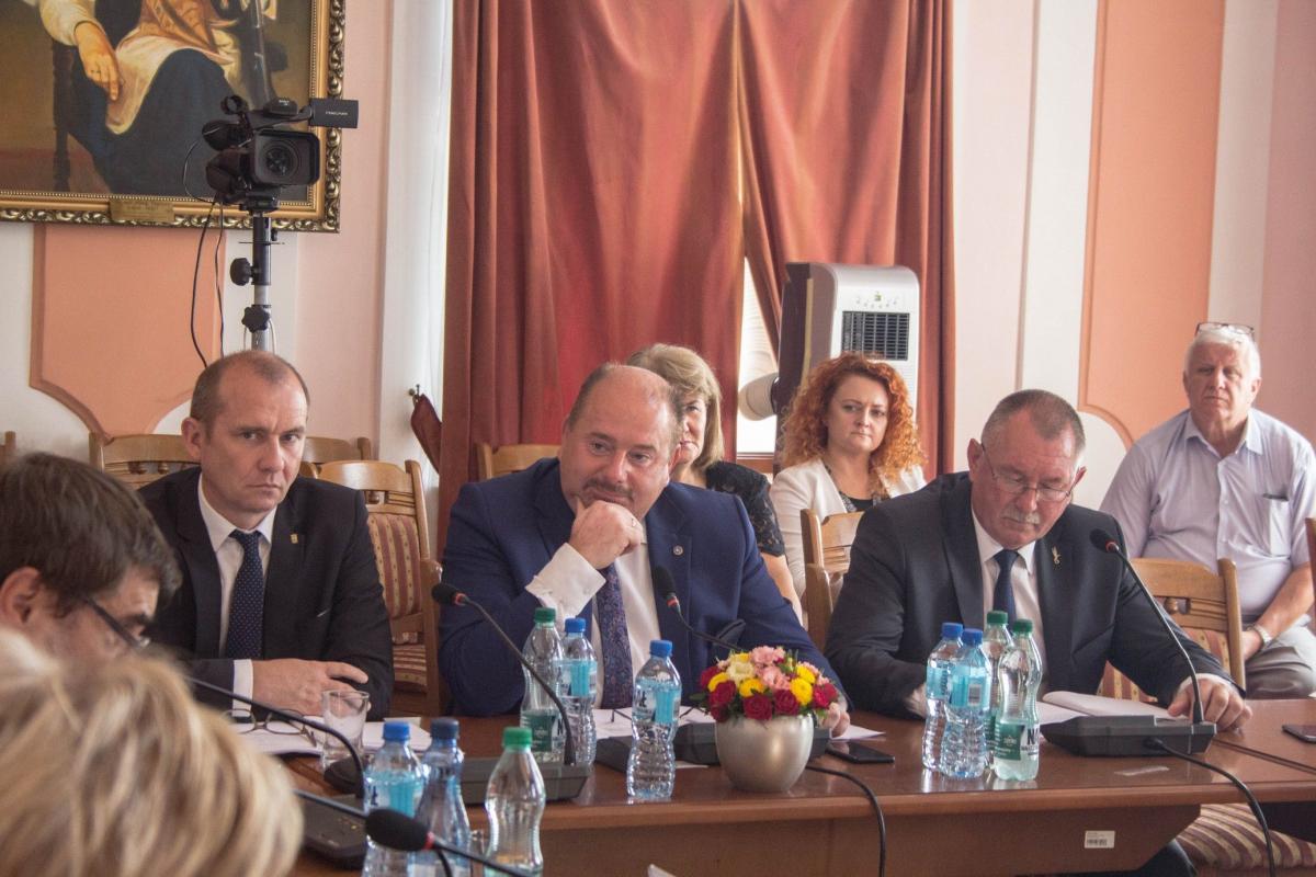 Burmistrz nie dba o szkoły, a radny załatwia prywatę? O co chodzi w sporze o SP1? 