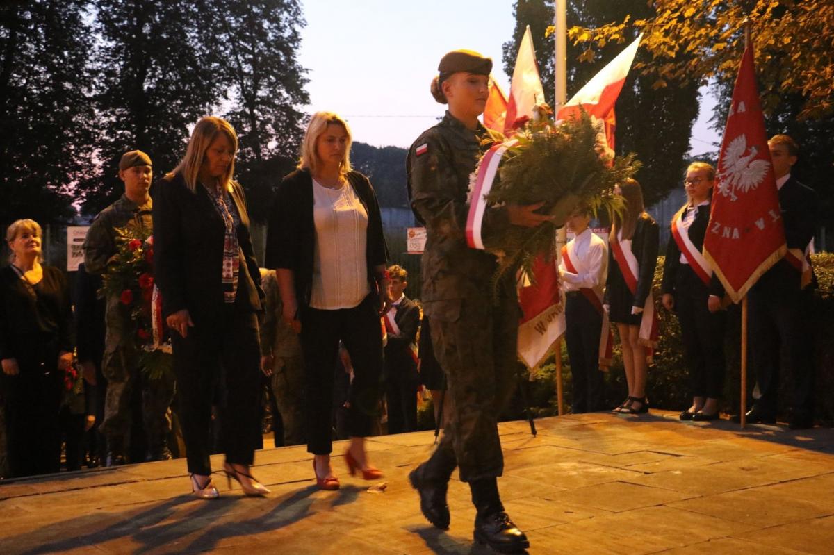 Rocznica przed pomnikiem Walk i Męczeństwa