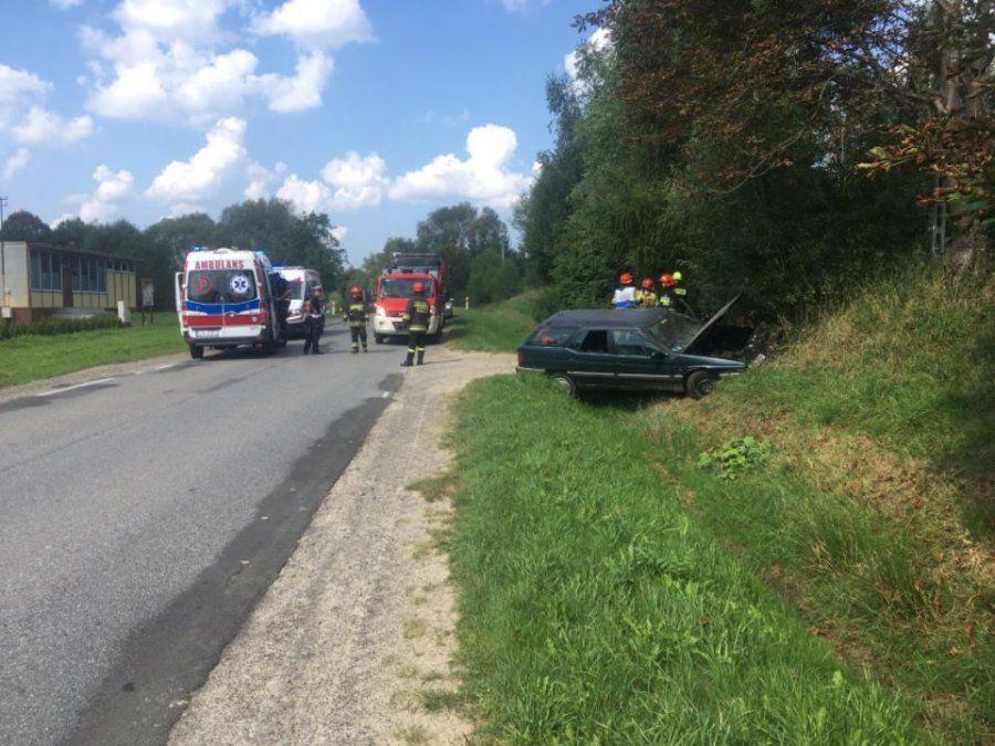 Uderzył citroenem w przepust drogowy