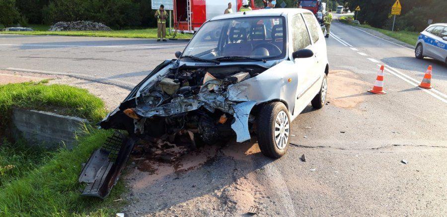 Zderzenie 2 osobówek. Ucierpiała 4-latka i jej matka
