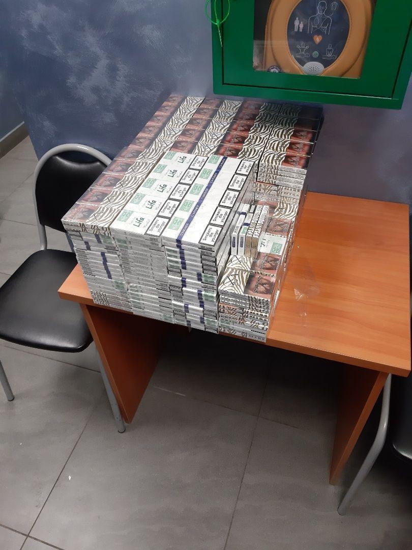 Próbowali przemycić setki lewych papierosów
