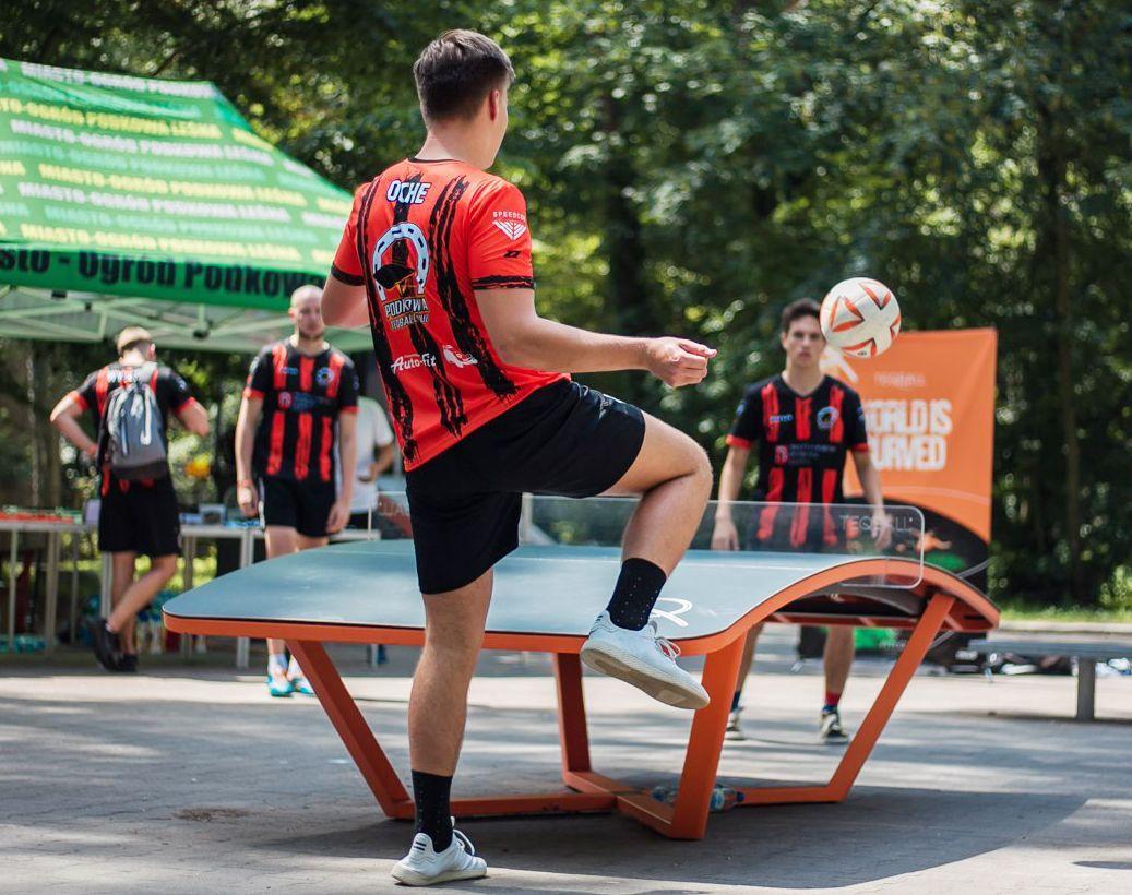 Co łączy tenis stołowy z futbolem?