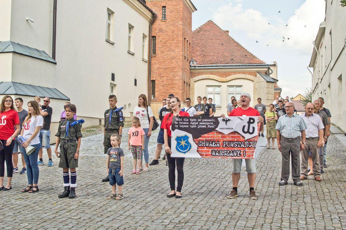 W Przeworsku żywa kotwica, w Jarosławiu z biało-czerwonych zniczy. Region oddał hołd powstańcom