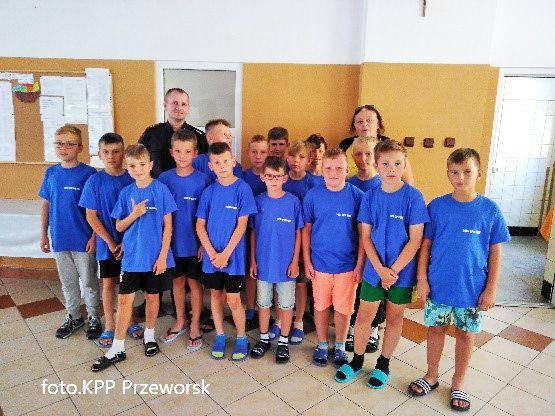 Policjanci odwiedzają uczestników kolonii