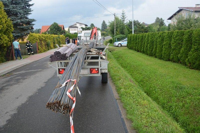 Pracownik firmy wywożącej śmieci zahaczony elementem przyczepy [ZDJĘCIA]