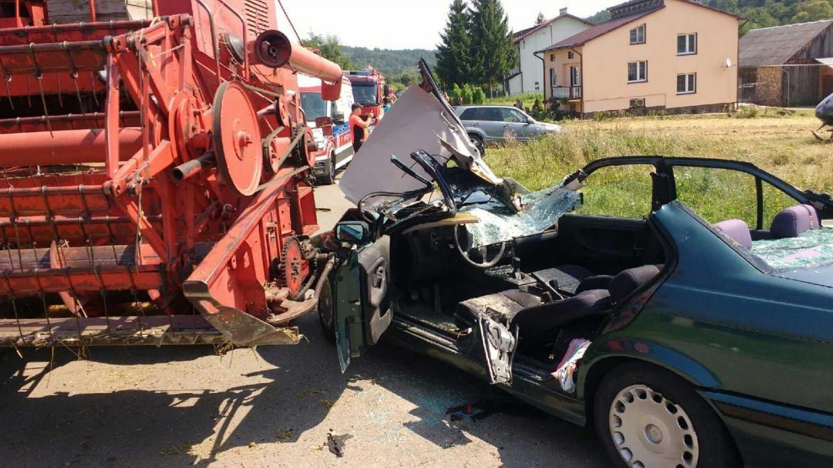 Zderzenie auta z kombajnem. Kierowca nieprzytomny [ZDJĘCIA]