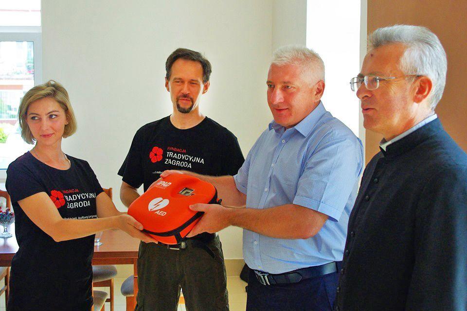 Nauczyli pierwszej pomocy ponad 1000 uczniów. Teraz do gminy trafił sprzęt ratujący życie