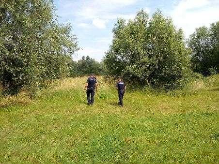 Szła boso wzdłuż drogi między Krasiczynem a Dybawką