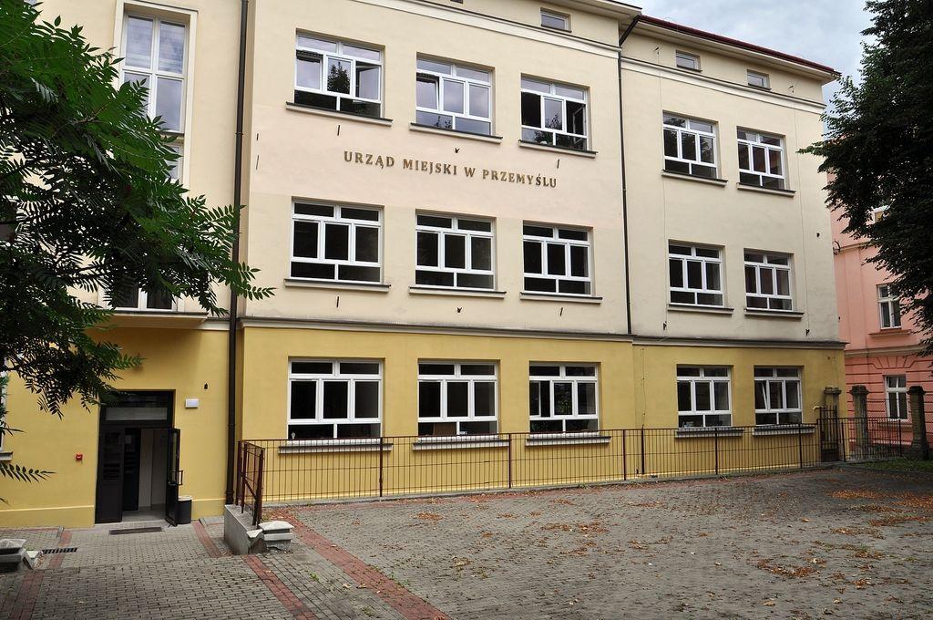 Niektóre wydziały w nowej siedzibie
