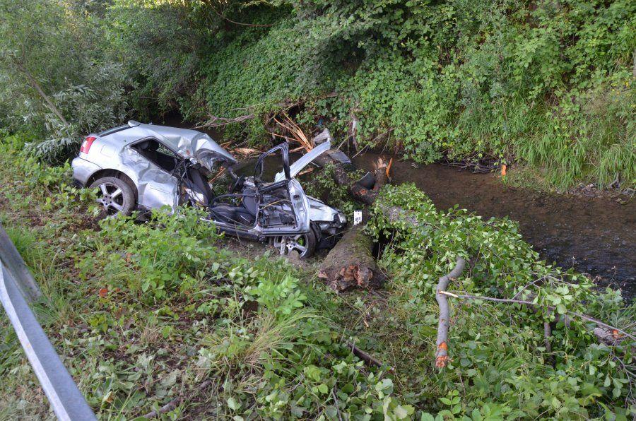 Stracił panowanie na łuku drogi. Jego audi po wypadku wyglądało koszmarnie