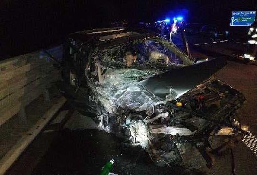 Jadąc autostradą A4 pod prąd, zderzył się z busem