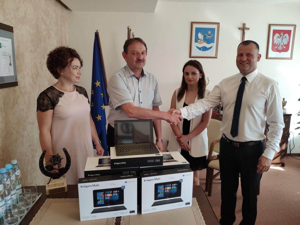 Uczyli się na nich dorośli. Teraz trafiły do szkoły